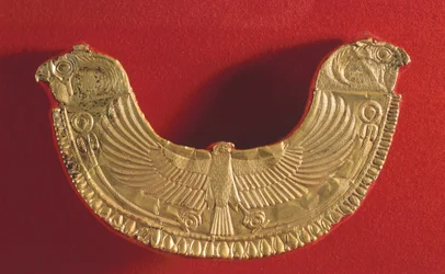 Ornamento peitoral com extremidades em forma de cabeças de falcão e decorado com um falcão que transporta duas palmeiras, do túmulo do rei Ip Abi Shemu em Biblos, c. 1800-1700 a.C.